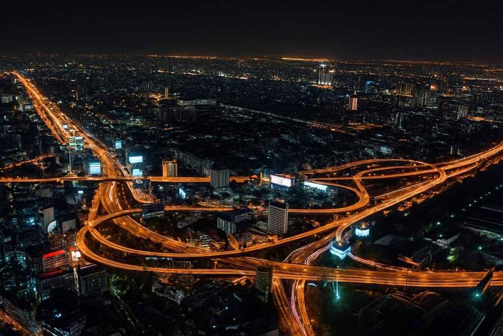 Skyline von Bangkok in Thailand bei Nacht mit leuchtenden Gebäuden und moderner Stadtsilhouette